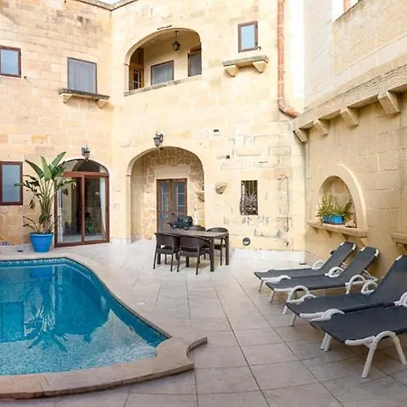 4 Bedroom Holiday With Private Pool Ferienhaus *