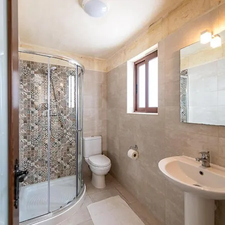 Case de vacanță 4 Bedroom Holiday With Private Pool *