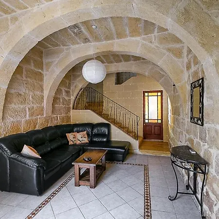 Case de vacanță 4 Bedroom Holiday With Private Pool