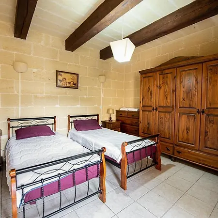 Сasa de vacaciones 4 Bedroom Holiday With Private Pool *