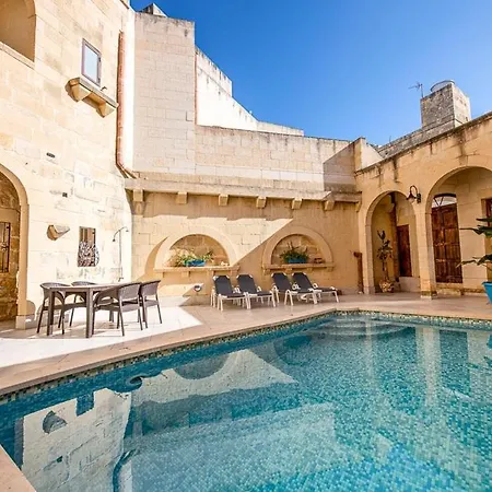 4 Bedroom Holiday With Private Pool *